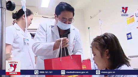 Thủ tướng vui Tết Trung thu với các bệnh nhân nhi