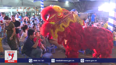 Trung thu đoàn viên với gia đình công nhân quét rác