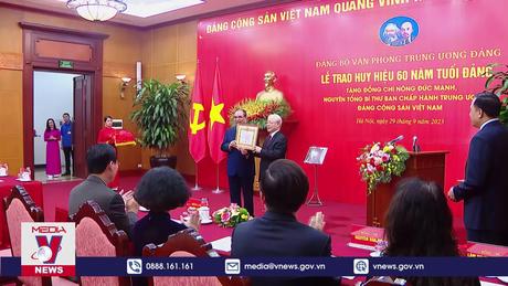 Trao Huy hiệu 60 năm tuổi Đảng tặng nguyên Tổng Bí thư Nông Đức Mạnh