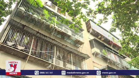 “Chuồng cọp” vây kín chung cư cũ ở TP.HCM