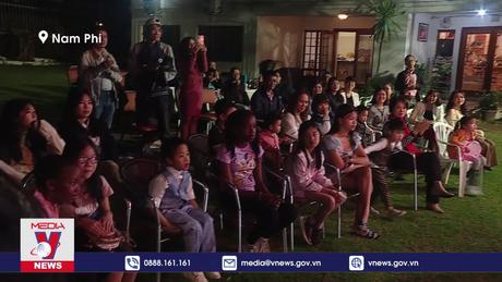 Con em kiều bào Việt vui đón Tết Trung thu