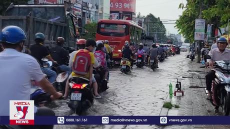 Nhiều tuyến đường ở Cần Thơ bị ngập khi triều cường vượt báo động 3