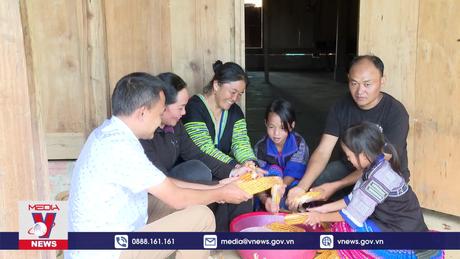 Than Uyên nỗ lực vận động học sinh ra lớp