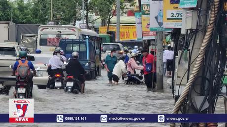 Triều cường đạt đỉnh, cuộc sống của người dân gặp nhiều khó khăn