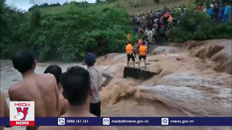 Giải cứu kịp thời 4 cháu nhỏ mắc kẹt giữa dòng lũ