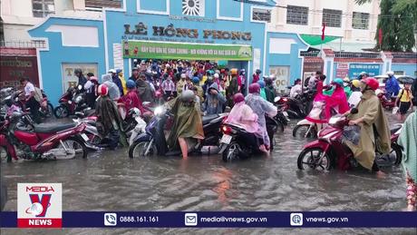 Mưa lớn kéo dài tại Sóc Trăng gây khó khăn cho người dân