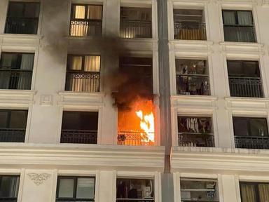 Dập tắt đám cháy tại căn hộ thuộc tầng 6 nhà chung cư tại Hà Nội