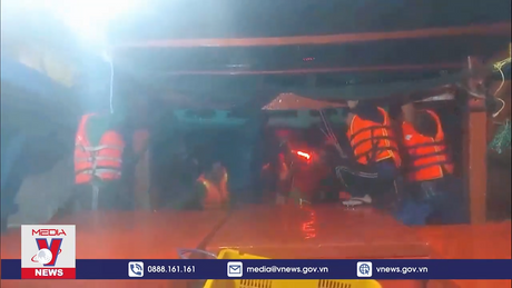 Cà Mau kịp thời cứu 15 thuyền viên gặp nạn trên biển