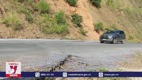 Nhiều điểm sụt lún, sạt lở tại quốc lộ 217 vẫn chưa khắc phục