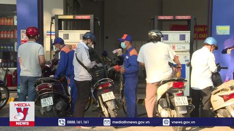 Giá xăng giảm mạnh, từ 1.595 - 1.798 đồng mỗi lít