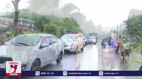 Mưa lớn chia cắt huyện Sa Thầy và thành phố Kon Tum