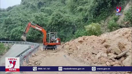 Mưa lớn gây sạt lở tại đèo Le, Quảng Nam 