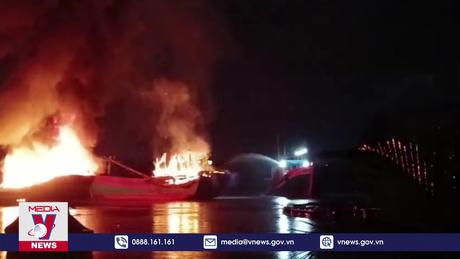 Cháy 2 tàu cá đang neo đậu tại Quảng Ngãi
