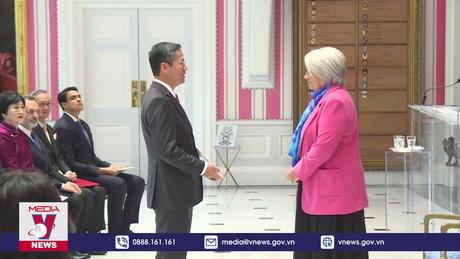 Đại sứ Việt Nam tại Canada trình quốc thư