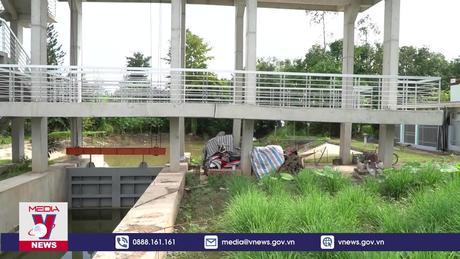 Cống vừa xây dựng đã bị rạn nứt khiến người dân lo lắng