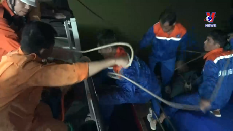 Cứu 14 ngư dân bị nạn trên biển