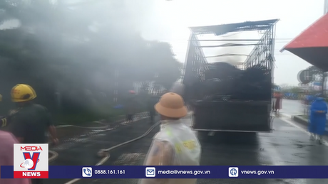 Hỏa hoạn giữa trời mưa to ở Quảng Nam