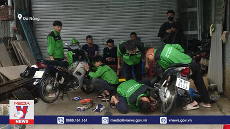 Sửa xe miễn phí cho người dân vùng ngập lụt