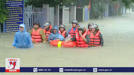 Dầm mình giúp dân trong mưa lũ