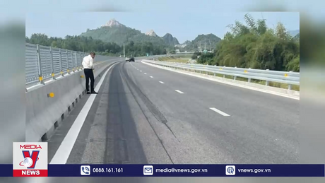 Mặt đường cao tốc Nghi Sơn - Diễn Châu bị đổ hóa chất