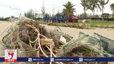 Hàng trăm tấn rác thải tấp vào bãi biển Đà Nẵng