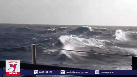 Tìm thấy nhiều vật dụng của ngư dân quanh khu vực tàu chìm