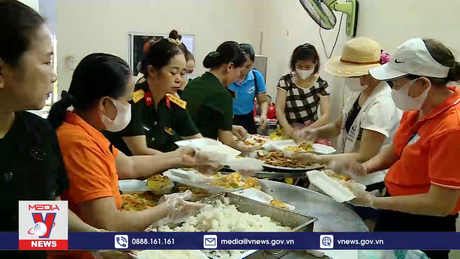 Ấm lòng những suất cơm phụ nữ vùng ngập lụt