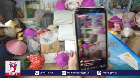 Nữ nghệ nhân lưu giữ nghề làng nón Chuông