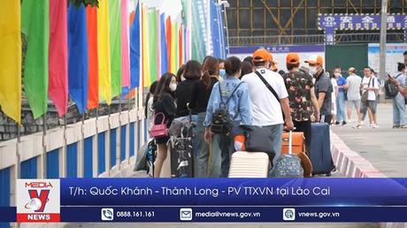 Nhộn nhịp khách du lịch qua lại hai bên biên giới