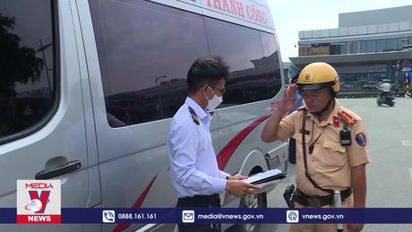 Kiểm tra nồng độ cồn, ma túy tài xế tại sân bay Tân Sơn Nhất