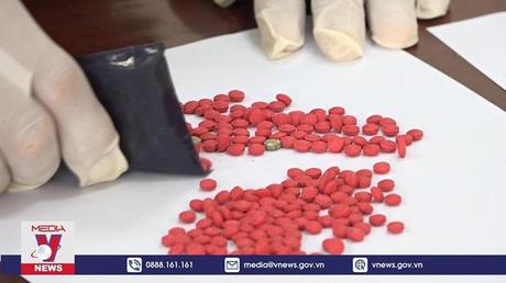 Bắt đối tượng vận chuyển 2 kg thuốc phiện và 400 viên ma túy