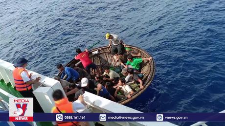 Đưa ngư dân gặp nạn trên vùng biển Trường Sa về bờ