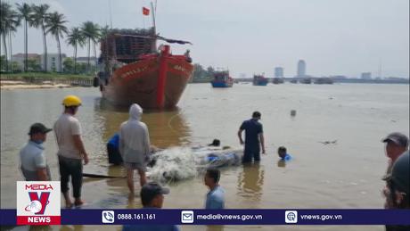 Chìm thuyền trên biển, 2 ngư dân bơi vào bờ