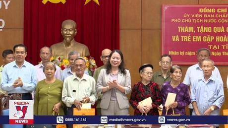 Phó Chủ tịch nước thăm, tặng quà gia đình chính sách ở Hà Tĩnh