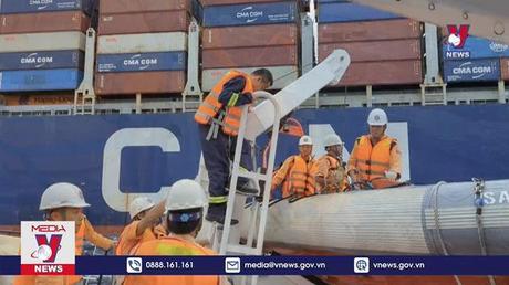 Cứu nạn 4 ngư dân bị chìm tàu trên vùng biển quốc tế