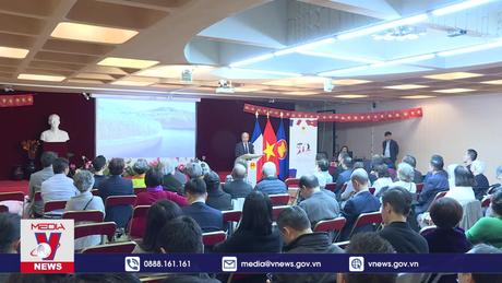 Ra mắt phim tài liệu 