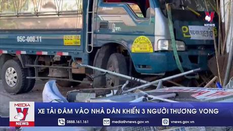 Xe tải đâm vào nhà dân khiến 3 người thương vong