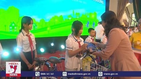 Phó Chủ tịch nước tặng quà cho trẻ em hoàn cảnh khó khăn