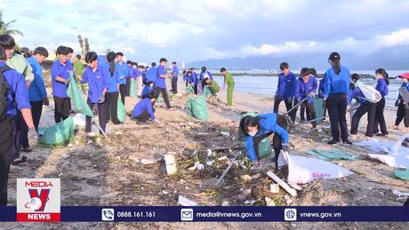 Đoàn viên ra quân vệ sinh bãi biển sau mưa lụt