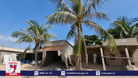 Nhiều nhà dân bị hư hỏng nặng do sóng biển xâm thực