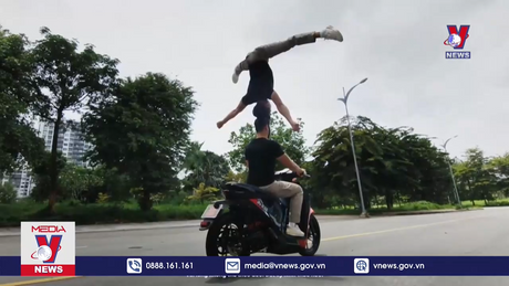 Quốc Cơ - Quốc Nghiệp chồng đầu lái xe máy gây tranh cãi