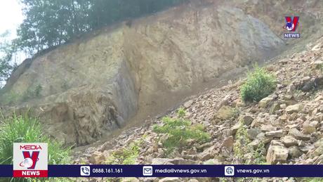Sạt lở dưới chân núi khiến người dân bất an