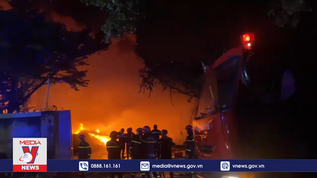 Xưởng vải rộng hơn 1.000 m2 cháy ngùn ngụt trong đêm