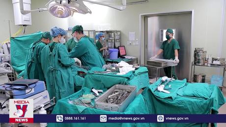 Bóc tách khối u phổi khổng lồ nặng 3kg