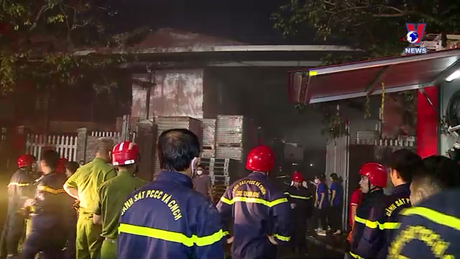 Cháy kho chứa hàng trong khu dân cư