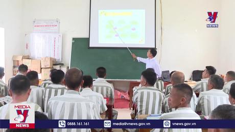 Lớp học xóa mù chữ cho phạm nhân ở trại giam Nà Tấu