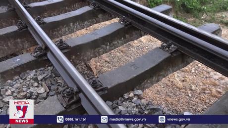 Đường sắt Bắc Nam bị sạt lở nghiêm trọng do mưa lũ