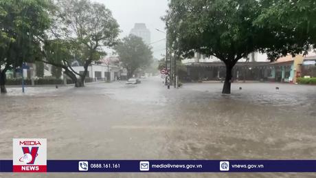 Mưa lớn làm ngập nhiều tuyến đường ở thành phố Đồng Hới
