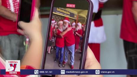 Lễ tốt nghiệp của các ông già Noel