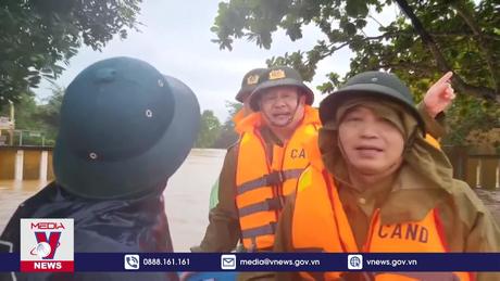 Công an Hà Tĩnh hỗ trợ nhân dân trong mưa lũ